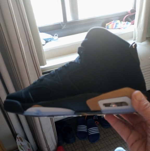 Jordan Retro black and Gold - Picture 1 of 4